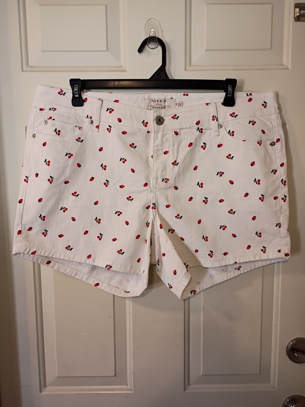 Torrid White Button Cherry & Strawberry Print Denim Shorts NWOT Size 18
